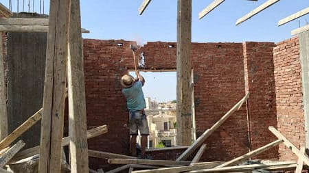 جهازا مدينتي بدر و٦ أكتوبر يزيلان عدة مخالفات بناء بالتعاون مع الشرطة