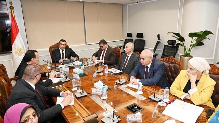 وزير الإسكان يتابع موقف مبادرتي  «بيتك في مصر»  و«بيت الوطن»  للمصريين بالخارج