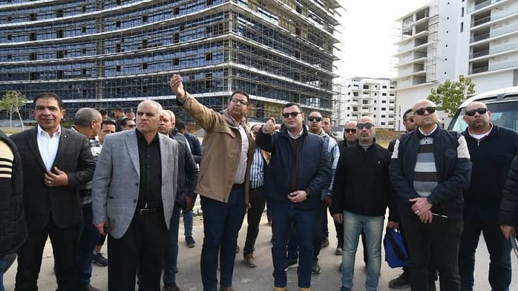 وزير الإسكان يتفقد كومبوند مزارين وبرج C2 بالعلمين الجديدة 81465 JmV1jd
