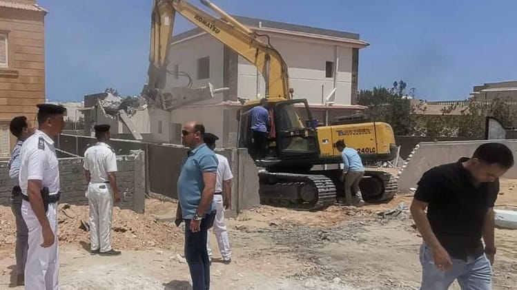 تنفيذ حملات إزالة لتعديات ومخالفات بناء بالساحل الشمالي الغربي 82522 5QmQg8