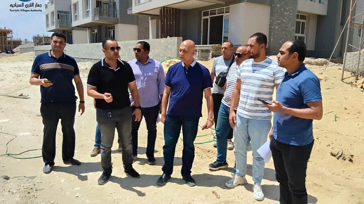 نائب رئيس هيئة المجتمعات العمرانية يتابع مشروعات المرافق الجارية بالقرى السياحية