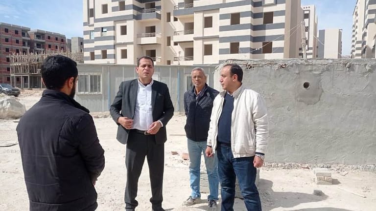معاون وزير الإسكان يتفقد مشروعات الإسكان بمدينة 15 مايو  «صور»