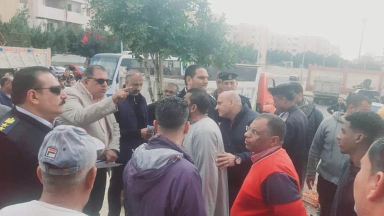 جهاز مدينة الشروق يشن حملة لإزالة الإشغالات ويواصل أعمال التطوير
