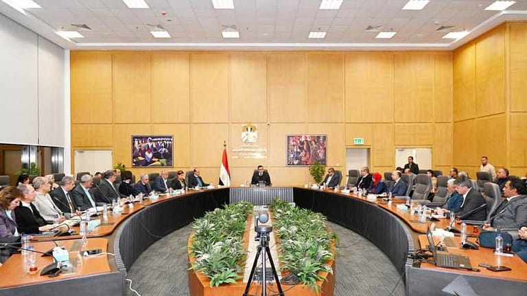 وزير الإسكان يعقد اجتماعا مع  الشركات المنفذة لـ «حدائق تلال الفسطاط» ويوجه باستمرار العمل خلال أيام الإجازات