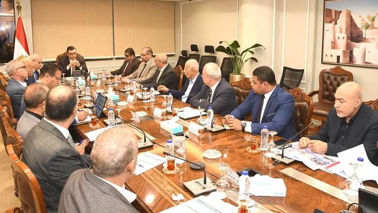 وزير الإسكان يتابع الأعمال الجارية بـ «كمبوند مزارين» بمدينة العلمين الجديدة