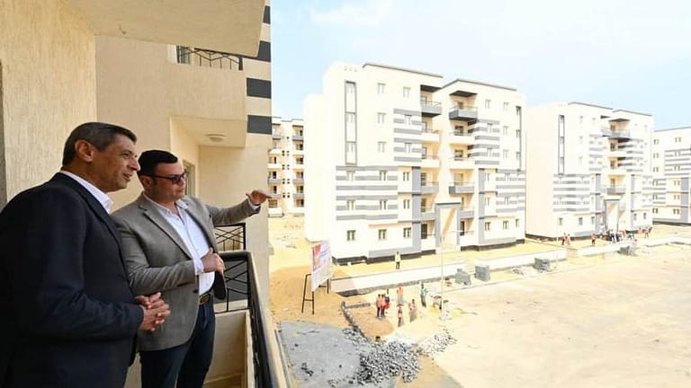 «الشربينى» يتفقد مشروع «الإسكان الحر» بالسويس الجديدة