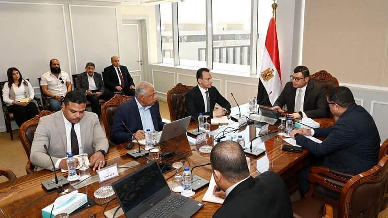 وزير الإسكان يعقد اجتماعا لمتابعة الموقف التنفيذي لـ”حدائق تلال الفسطاط”