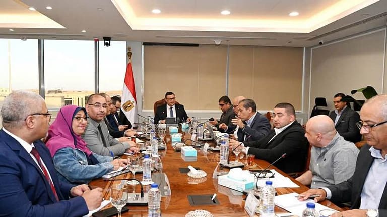 «الشربينى» يتابع مع مسئولي شركة «سيتي إيدج» مبيعات مشروعات العلمين الجديدة والعاصمة الإدارية