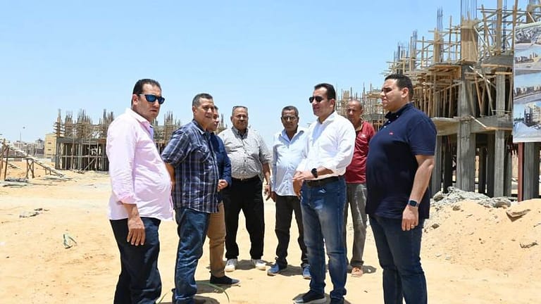 وزير الإسكان يتابع مشروعات البنية التحتية ومشروع «ديارنا» بمدينة العاشر