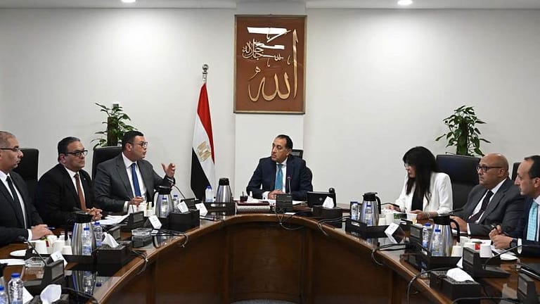 «مدبولي» يتابع تسليم الوحدات السكنية لموظفي العاصمة الإدارية.. وتقدم ملحوظ في «زهرة العاصمة»