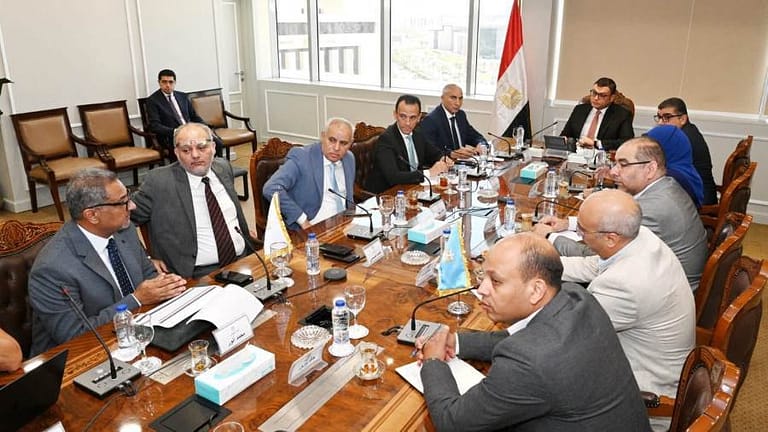 وزير الإسكان يستعرض مع مسئولي شركة “توريك” للتطوير العقاري مبيعات مشروعات العلمين الجديدة