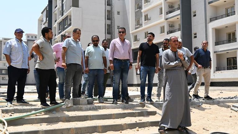 رئيس جهاز العاشر  يتفقد مشروعات الإسكان المتوسط والأخضر ويؤكد الالتزام بالجداول الزمنية