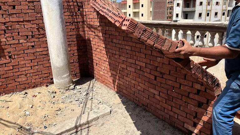 حملة مكبرة بحي غرب المنصورة لإزالة مخالفات البناء ومراجعة ملكية الأراضي قبل التراخيص