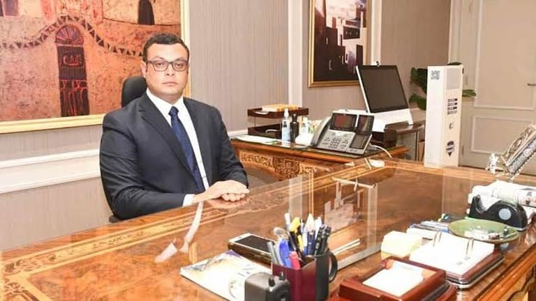 «الشربينى» يشدد على سرعة إنهاء إجراءات طلبات توفيق أوضاع الأراضي المضافة بمدينتى الشروق والعبور الجديدة